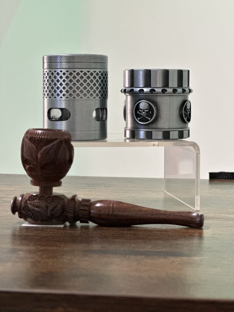 Accessoires pour les amateurs de CBD" "Boutique CBD'eau Villerscotterets - Accessoires CBD grinder pipe