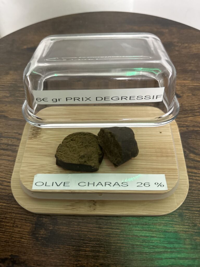 Boutique CBD'eau Villerscotterets - Fleurs de CBD" "Variétés de fleurs de CBD en vente olive charas